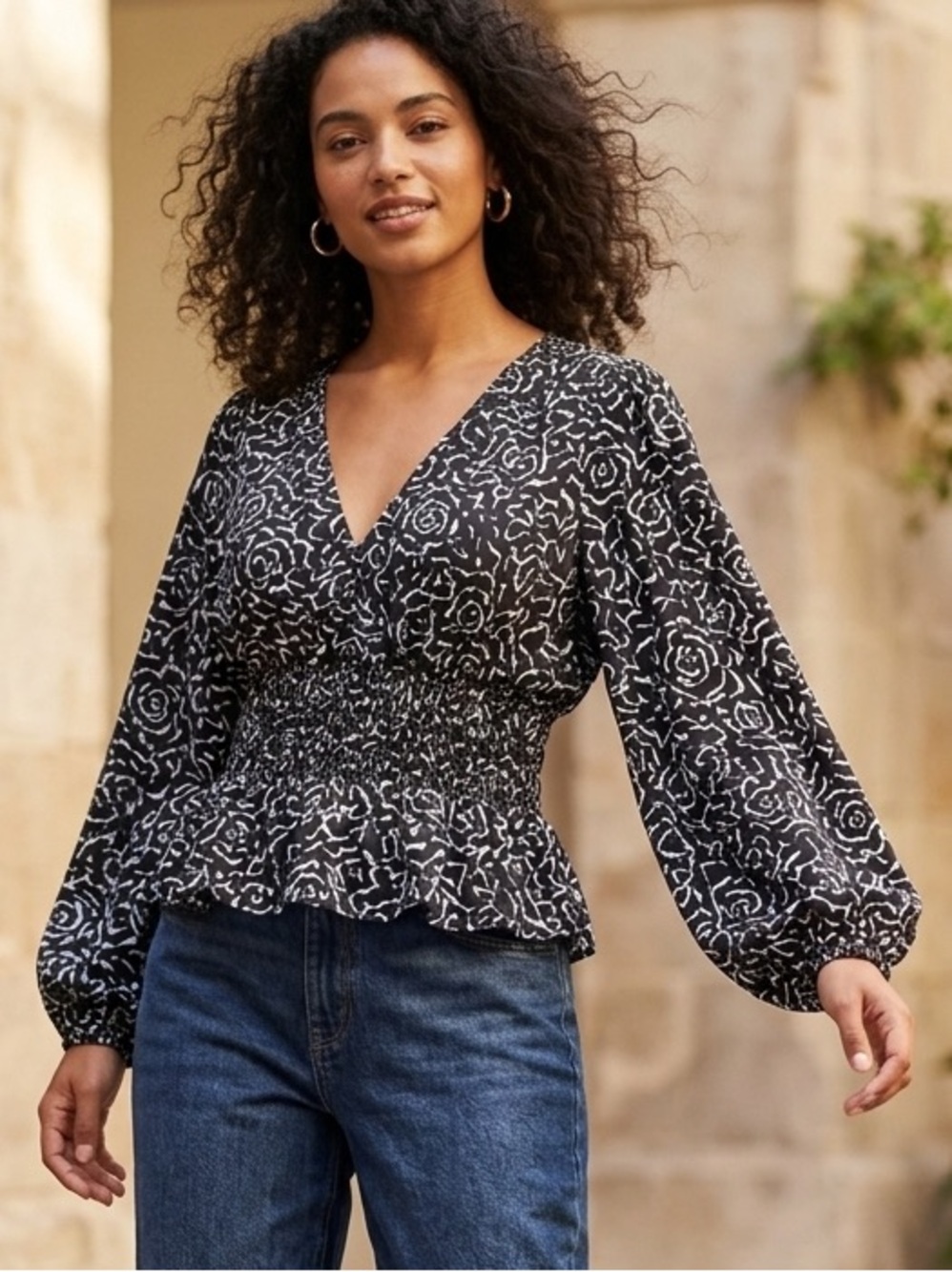 Universal Thread Black White Floral Smocked Waist Blouse‎ L